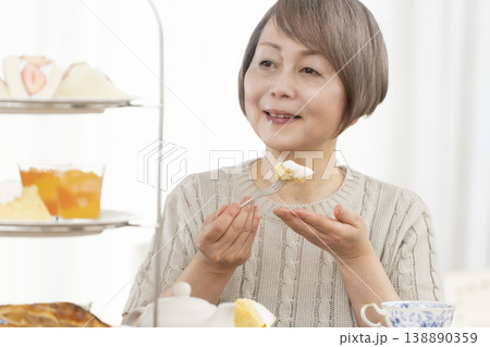 ヌン活を楽しむシニア女性 ヌン活を楽しむシニア女性 138890359