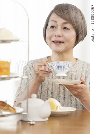 ヌン活を楽しむシニア女性 138890367