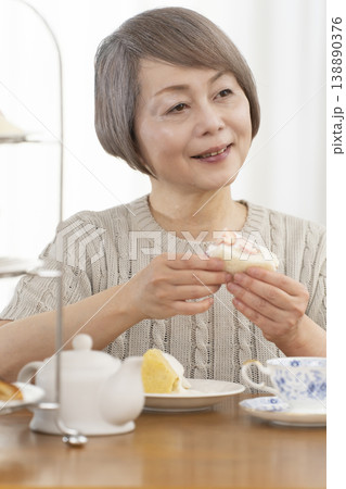 ヌン活を楽しむシニア女性 ヌン活を楽しむシニア女性 138890376