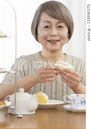 ヌン活を楽しむシニア女性 138890378