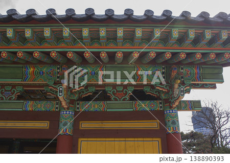 A close-up of the eaves with Dancheong (painted dancheong) A close-up of the eaves with Dancheong (painted dancheong) 138890393