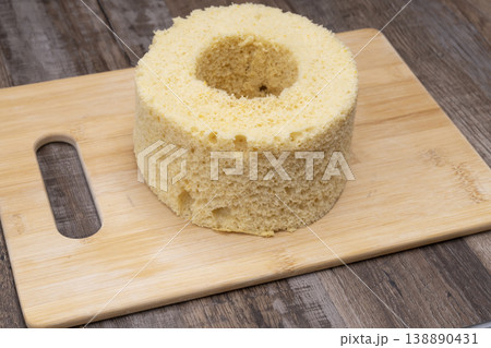 手作りのシフォンケーキを包丁でカットして盛り付ける 手作りのシフォンケーキを包丁でカットして盛り付ける 138890431