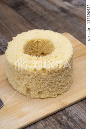 手作りのシフォンケーキを包丁でカットして盛り付ける 手作りのシフォンケーキを包丁でカットして盛り付ける 138890432