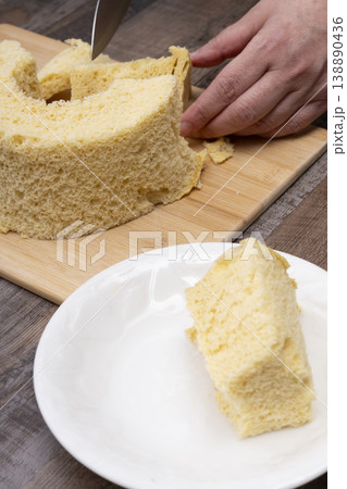手作りのシフォンケーキを包丁でカットして盛り付ける 手作りのシフォンケーキを包丁でカットして盛り付ける 138890436