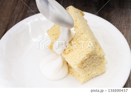 手作りのシフォンケーキを包丁でカットして盛り付ける 手作りのシフォンケーキを包丁でカットして盛り付ける 138890437