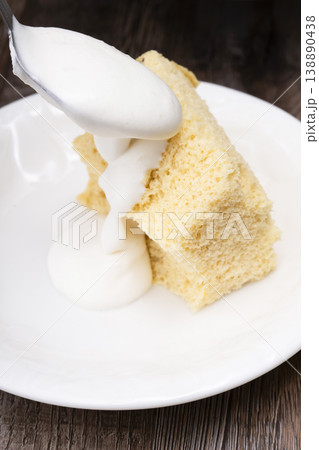手作りのシフォンケーキを包丁でカットして盛り付ける 手作りのシフォンケーキを包丁でカットして盛り付ける 138890438