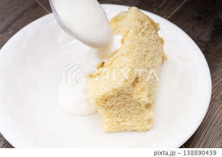 手作りのシフォンケーキを包丁でカットして盛り付ける 手作りのシフォンケーキを包丁でカットして盛り付ける 138890439