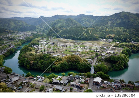 岐阜のグランドキャニオン 遠見山から見下ろす木曽川の蛇行と川辺町の町並み 岐阜のグランドキャニオン 遠見山から見下ろす木曽川の蛇行と川辺町の町並み 138890504