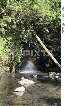 奇跡の光景: 滝に現れた鮮やかな虹。新緑の渓谷と 清流が織りなす、浄化と希望を感じる神秘的な風景 素 奇跡の光景: 滝に現れた鮮やかな虹。新緑の渓谷と 清流が織りなす、浄化と希望を感じる神秘的な風景 素 138890615