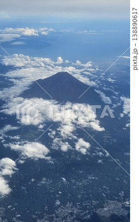 空から望む富士山: 雲海に浮かぶ雄大な黒富士。飛 行機の窓から撮影した日本の象徴的な風景素材 空から望む富士山: 雲海に浮かぶ雄大な黒富士。飛 行機の窓から撮影した日本の象徴的な風景素材 138890617