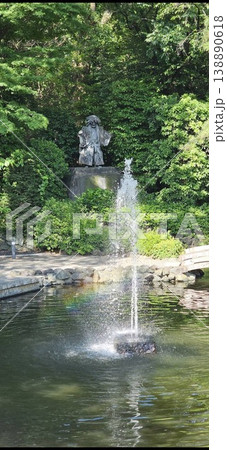 寒川神社の神苑: 噴水に架かる虹と静寂な境内の風 景。八方除の聖地で捉えた幸運を呼ぶ神秘的なーコマ 寒川神社の神苑: 噴水に架かる虹と静寂な境内の風 景。八方除の聖地で捉えた幸運を呼ぶ神秘的なーコマ 138890618