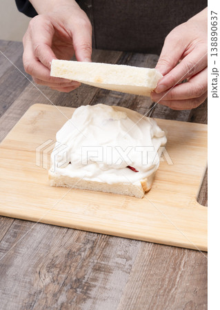 いちごのフルーツサンドを作る工程 いちごのフルーツサンドを作る工程 138890637