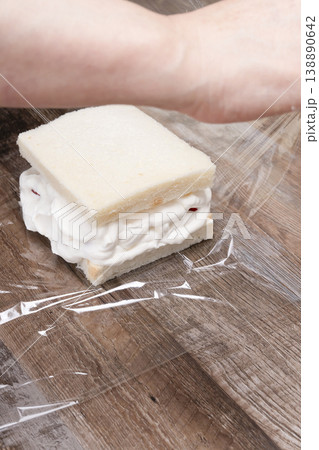 いちごのフルーツサンドを作る工程 いちごのフルーツサンドを作る工程 138890642