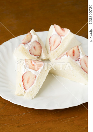 いちごのフルーツサンド 138890720