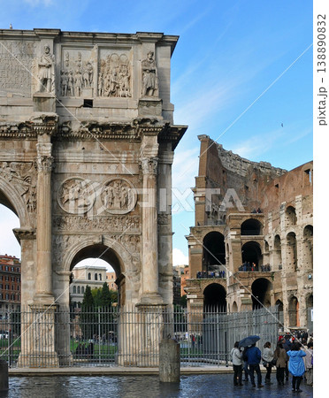 イタリア　ローマ　世界遺産　コンスタンティヌスの凱旋門 正面 138890832