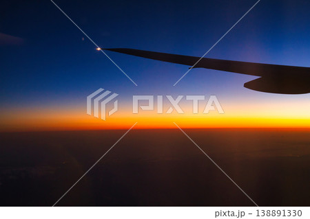 飛行機から見た夕焼け 138891330