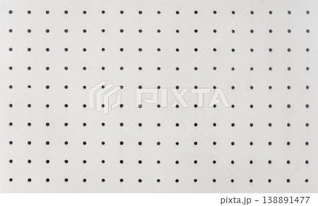 規則的な穴が並ぶ防音室の有孔壁 138891477