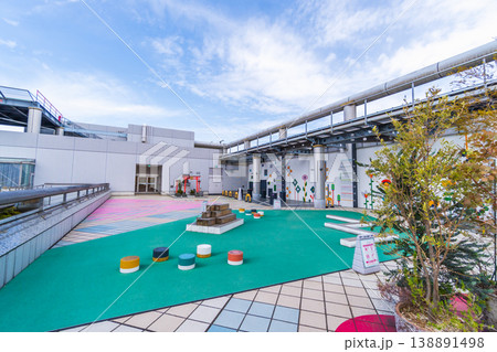 東京都の都市風景　デパートの屋上施設　お庭 138891498