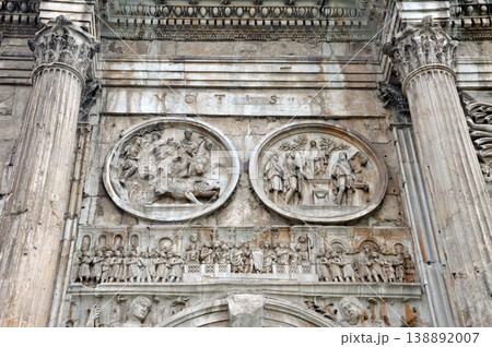 イタリア ローマ 世界遺産 コンスタンティヌスの凱旋門 裏面左の円形の浮き彫り イタリア ローマ 世界遺産 コンスタンティヌスの凱旋門 裏面左の円形の浮き彫り 138892007