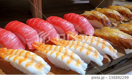 鮮やかな色彩、おいしそうに並ぶ寿司ネタの食品サンプル 138892299