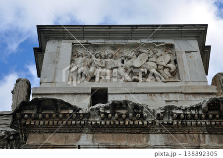 イタリア ローマ 世界遺産 コンスタンティヌスの凱旋門 西側側面のレリーフ イタリア ローマ 世界遺産 コンスタンティヌスの凱旋門 西側側面のレリーフ 138892305