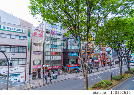 東京都の都市風景 立川駅 新緑の北口大通り 東京都の都市風景 立川駅 新緑の北口大通り 138892636