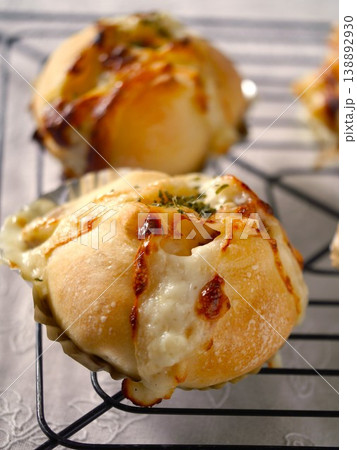グラタンパン 焼き立て アップ グラタンパン 焼き立て アップ 138892930