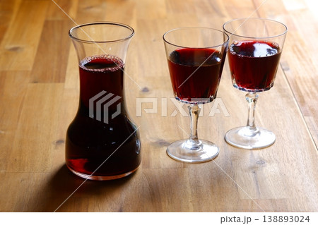 赤ワインで乾杯 - 赤ワインが注がれたふたつのワイングラスで、乾杯をしているイメージ 赤ワインで乾杯 - 赤ワインが注がれたふたつのワイングラスで、乾杯をしているイメージ 138893024