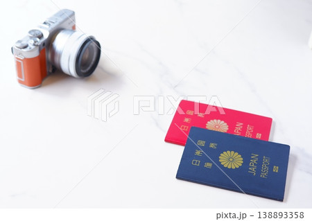 パスポート - パスポート(10年用と5年用)とカメラを用意して海外旅行を計画しているイメージ パスポート - パスポート(10年用と5年用)とカメラを用意して海外旅行を計画しているイメージ 138893358