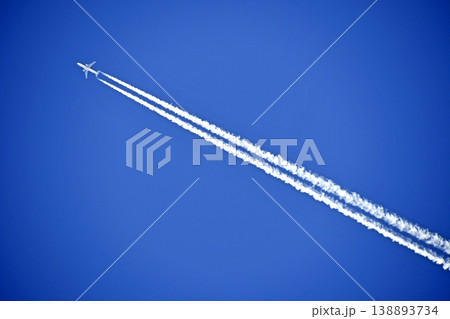 飛行機と飛行機雲 138893734