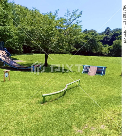 青空と芝生が広がる公園の風景|遊具のある開放的な屋外空間 青空と芝生が広がる公園の風景|遊具のある開放的な屋外空間 138893766