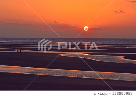 大分県 真玉海岸 干潟のある夕焼け風景 大分県 真玉海岸 干潟のある夕焼け風景 138893989