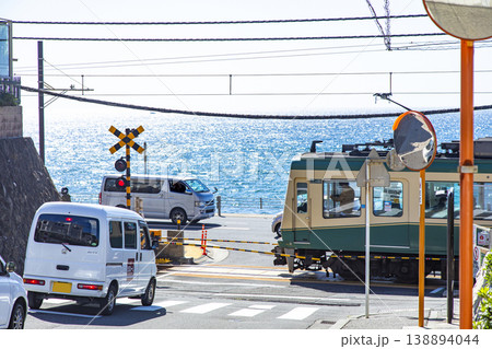 湘南鎌倉高校前　海を背景に江ノ電が通過 138894044