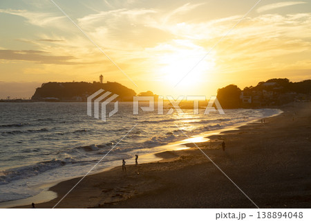湘南鎌倉高校前　江の島の横に沈む夕陽 138894048