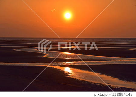 大分県 真玉海岸 干潟のある夕焼け風景 大分県 真玉海岸 干潟のある夕焼け風景 138894145