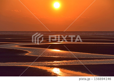 大分県　真玉海岸　干潟のある夕焼け風景 138894146