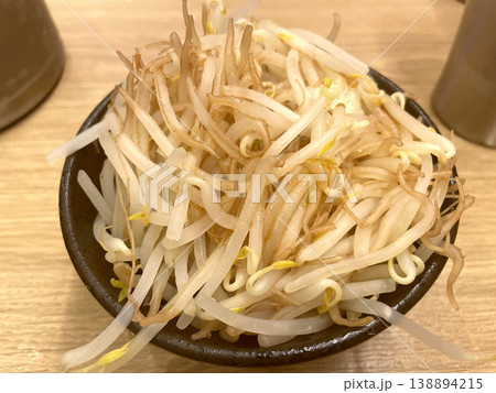 つけ麺の野菜トッピング・もやし ─ 黒い小鉢に山盛り正面 つけ麺の野菜トッピング・もやし ─ 黒い小鉢に山盛り正面 138894215