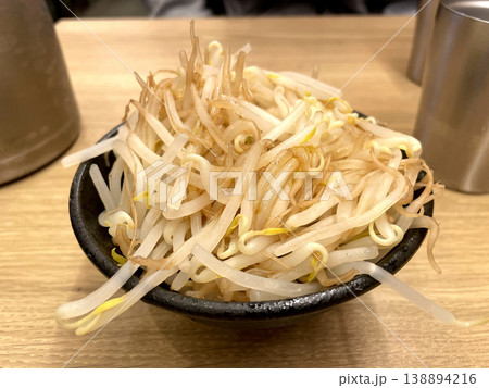 つけ麺の野菜トッピング・もやし ─ 黒い小鉢に山盛り斜め つけ麺の野菜トッピング・もやし ─ 黒い小鉢に山盛り斜め 138894216