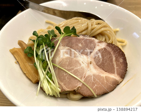 つけ麺 ─ チャーシュー・メンマ・かいわれ大根の麺皿 つけ麺 ─ チャーシュー・メンマ・かいわれ大根の麺皿 138894217