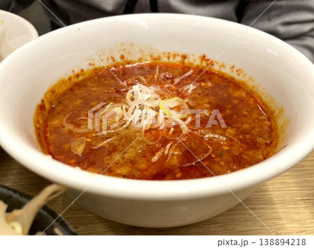 辛いつけ麺のつけ汁 ─ 激辛赤スープの全体 辛いつけ麺のつけ汁 ─ 激辛赤スープの全体 138894218