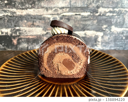 ショコラロールケーキ ─ チョコクリームの断面・正面 ショコラロールケーキ ─ チョコクリームの断面・正面 138894220