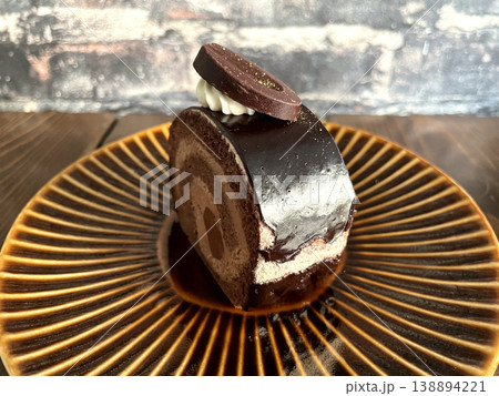 ショコラロールケーキ ─ チョコグレーズがかかった側面 138894221