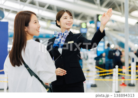 旅行者に案内をする空港の女性スタッフ 「撮影協力:関西国際空港(KIX)」 旅行者に案内をする空港の女性スタッフ 「撮影協力:関西国際空港(KIX)」 138894313