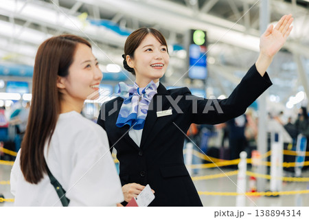 旅行者に案内をする空港の女性スタッフ　「撮影協力：関西国際空港（KIX）」 138894314