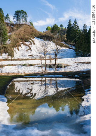 早春の風景、美しい残雪のリフレクション 138894316