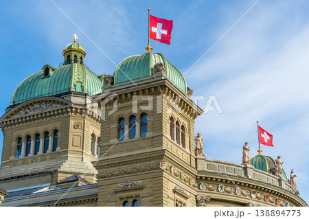 連邦議事堂の細部とスイス国旗 ベルン ベルン州 スイス 138894773