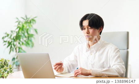 パソコンを見ながら考え込む日本人ビジネスマン 138896147