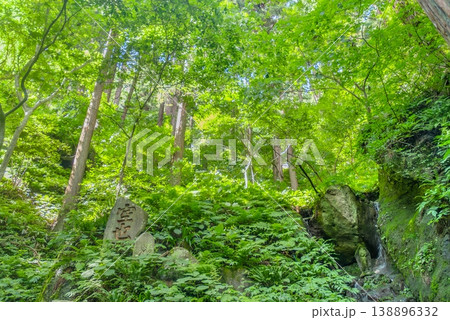 山寺 立石寺の空也塔 山形県山形市 夏の深緑と小さな滝 山寺 立石寺の空也塔 山形県山形市 夏の深緑と小さな滝 138896332