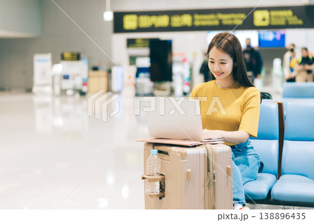空港でパソコンを使う女性 「撮影協力:関西国際空港(KIX)」 空港でパソコンを使う女性 「撮影協力:関西国際空港(KIX)」 138896435