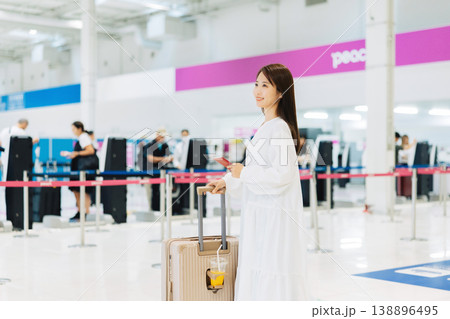 キャリーバッグを引きながら空港を歩く女性 「撮影協力:関西国際空港(KIX)」 キャリーバッグを引きながら空港を歩く女性 「撮影協力:関西国際空港(KIX)」 138896495